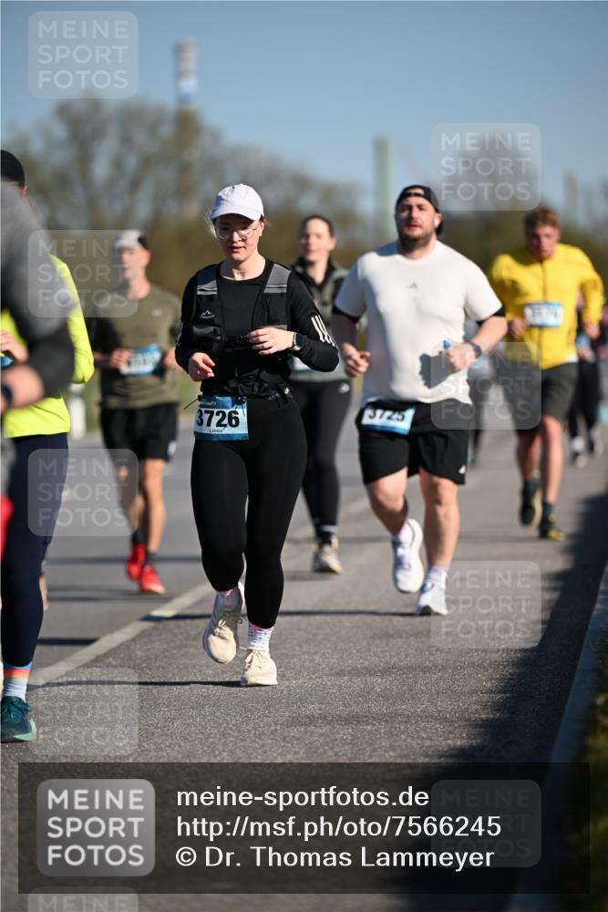 06.04.2025 - 44. Internationalen Wilhelmsburger Insellauf Dr. Thomas Lammeyer http://msf.ph/oto/7566245 06.04.2025 09:42:00 Laufen 3726, 3725 meine-sportfotos.de