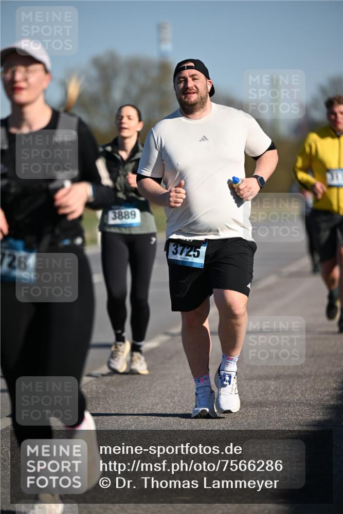 06.04.2025 - 44. Internationalen Wilhelmsburger Insellauf Dr. Thomas Lammeyer http://msf.ph/oto/7566286 06.04.2025 09:42:02 Laufen 726, 3889, 3725, 317 meine-sportfotos.de