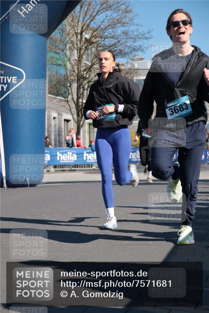 06.04.2025 - 44. Internationalen Wilhelmsburger Insellauf A. Gomolzig http://msf.ph/oto/7571681 06.04.2025 10:45:56 Ziel 3123, 3207, 3550, 3683, 3918 meine-sportfotos.de