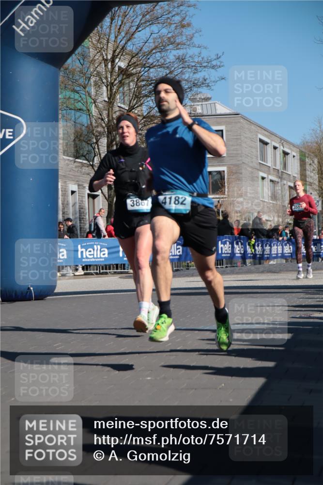 06.04.2025 - 44. Internationalen Wilhelmsburger Insellauf A. Gomolzig http://msf.ph/oto/7571714 06.04.2025 10:45:48 Ziel 3313, 3550, 3851, 3867, 3999, 4173, 4180, 4182, 4456 meine-sportfotos.de