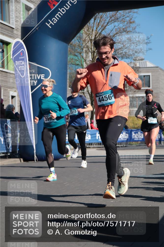 06.04.2025 - 44. Internationalen Wilhelmsburger Insellauf A. Gomolzig http://msf.ph/oto/7571717 06.04.2025 10:45:47 Ziel 3313, 3550, 3851, 3867, 3999, 4173, 4180, 4182, 4456 meine-sportfotos.de