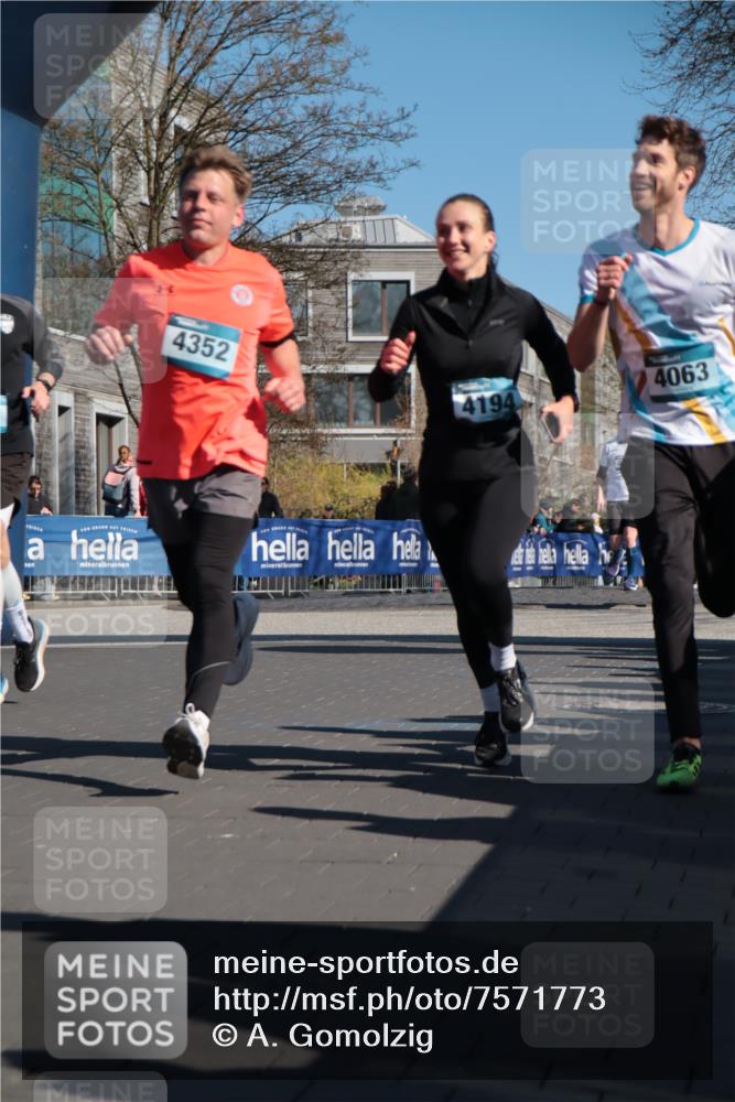 06.04.2025 - 44. Internationalen Wilhelmsburger Insellauf A. Gomolzig http://msf.ph/oto/7571773 06.04.2025 10:45:39 Ziel 3851, 3866, 3873, 3978, 4063, 4194, 4301, 4302, 4352, 4565, 5003 meine-sportfotos.de