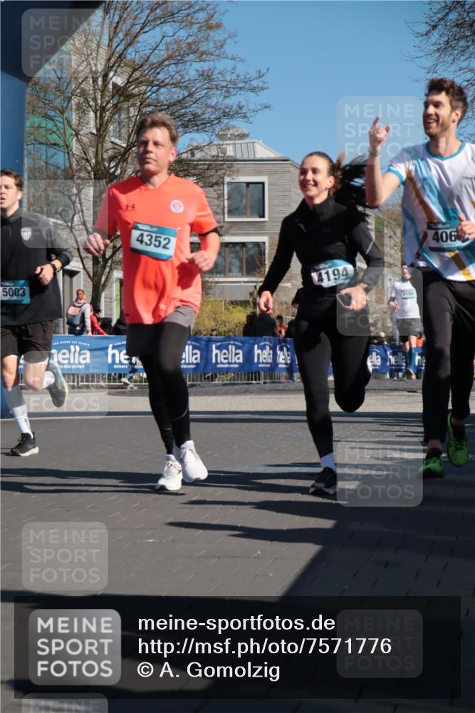 06.04.2025 - 44. Internationalen Wilhelmsburger Insellauf A. Gomolzig http://msf.ph/oto/7571776 06.04.2025 10:45:39 Ziel 3851, 3866, 3873, 3978, 4063, 4194, 4301, 4302, 4352, 4565, 5003 meine-sportfotos.de