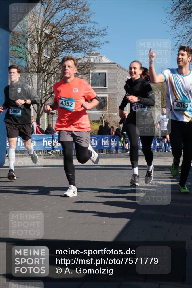06.04.2025 - 44. Internationalen Wilhelmsburger Insellauf A. Gomolzig http://msf.ph/oto/7571779 06.04.2025 10:45:38 Ziel 3678, 3851, 3866, 3873, 3978, 4063, 4194, 4301, 4302, 4352, 4565, 5003 meine-sportfotos.de