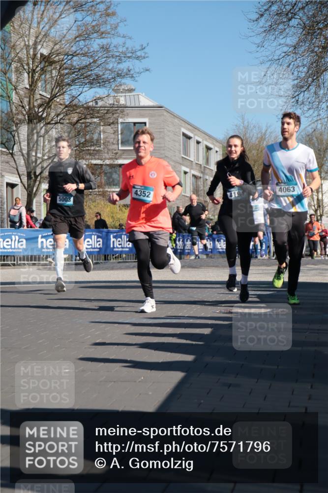 06.04.2025 - 44. Internationalen Wilhelmsburger Insellauf A. Gomolzig http://msf.ph/oto/7571796 06.04.2025 10:45:38 Ziel 3678, 3851, 3866, 3873, 3978, 4063, 4194, 4301, 4302, 4352, 4565, 5003 meine-sportfotos.de