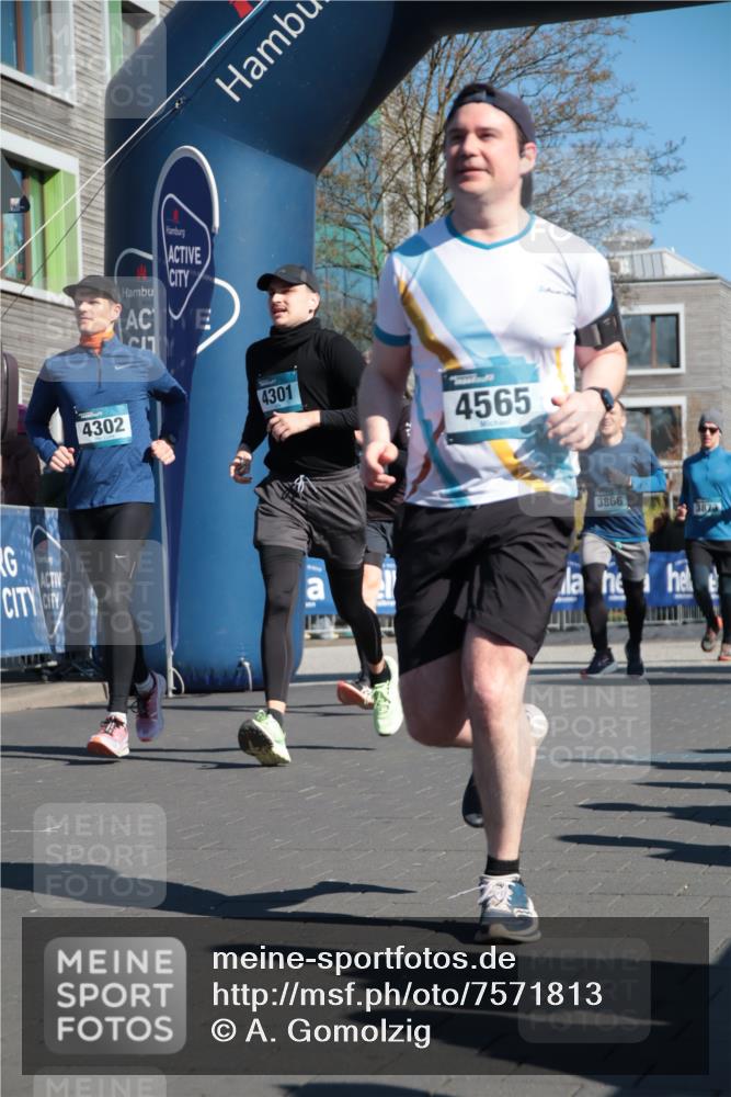 06.04.2025 - 44. Internationalen Wilhelmsburger Insellauf A. Gomolzig http://msf.ph/oto/7571813 06.04.2025 10:45:34 Ziel 3052, 3678, 3866, 3873, 3978, 4063, 4100, 4194, 4301, 4302, 4352, 4565, 5003 meine-sportfotos.de