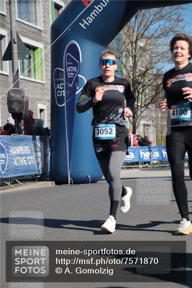 06.04.2025 - 44. Internationalen Wilhelmsburger Insellauf A. Gomolzig http://msf.ph/oto/7571870 06.04.2025 10:45:29 Ziel 3052, 3218, 3678, 3956, 4100, 4301, 4448, 4565 meine-sportfotos.de