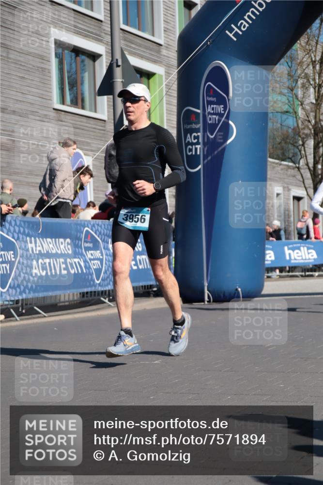 06.04.2025 - 44. Internationalen Wilhelmsburger Insellauf A. Gomolzig http://msf.ph/oto/7571894 06.04.2025 10:45:27 Ziel 3052, 3218, 3678, 3956, 4100, 4448 meine-sportfotos.de