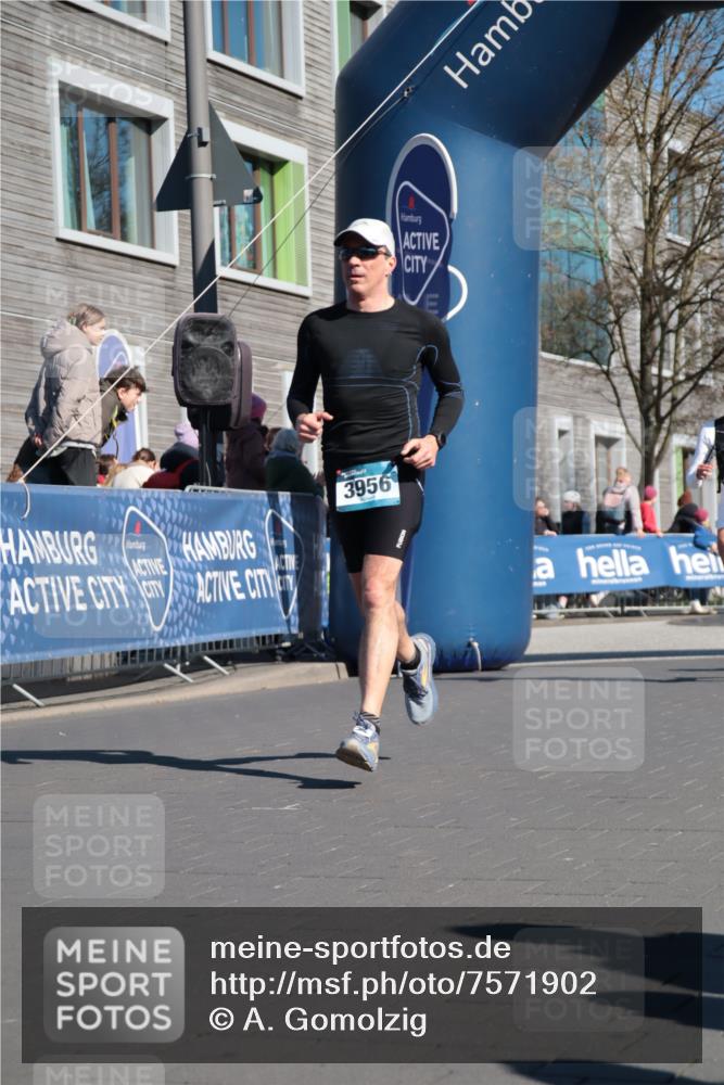 06.04.2025 - 44. Internationalen Wilhelmsburger Insellauf A. Gomolzig http://msf.ph/oto/7571902 06.04.2025 10:45:26 Ziel 3052, 3218, 3956, 4100, 4448, 4596 meine-sportfotos.de