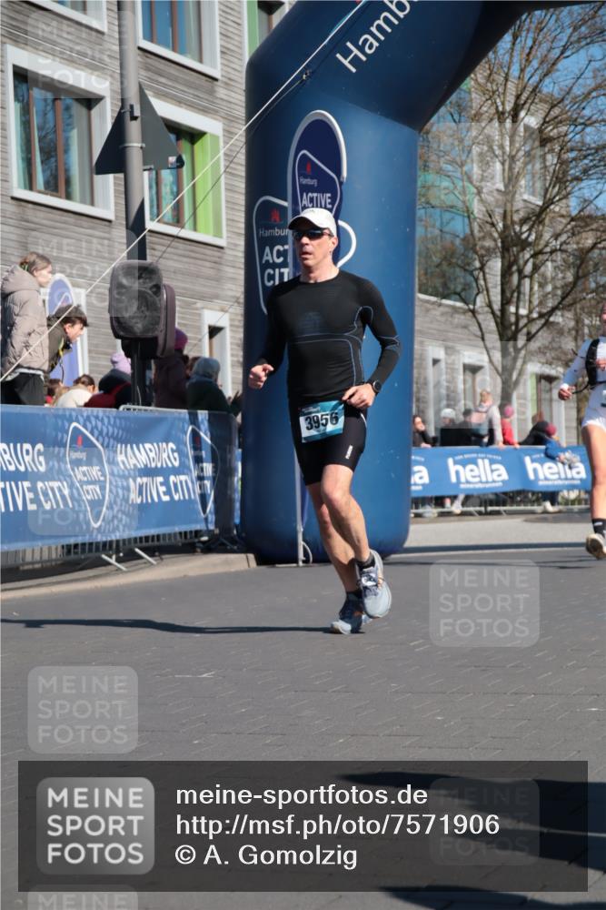 06.04.2025 - 44. Internationalen Wilhelmsburger Insellauf A. Gomolzig http://msf.ph/oto/7571906 06.04.2025 10:45:26 Ziel 3052, 3218, 3956, 4100, 4448, 4596 meine-sportfotos.de