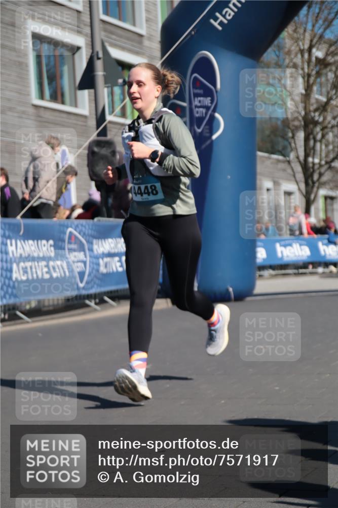 06.04.2025 - 44. Internationalen Wilhelmsburger Insellauf A. Gomolzig http://msf.ph/oto/7571917 06.04.2025 10:45:24 Ziel 3052, 3218, 3956, 4100, 4448, 4596, 5174, 5200 meine-sportfotos.de