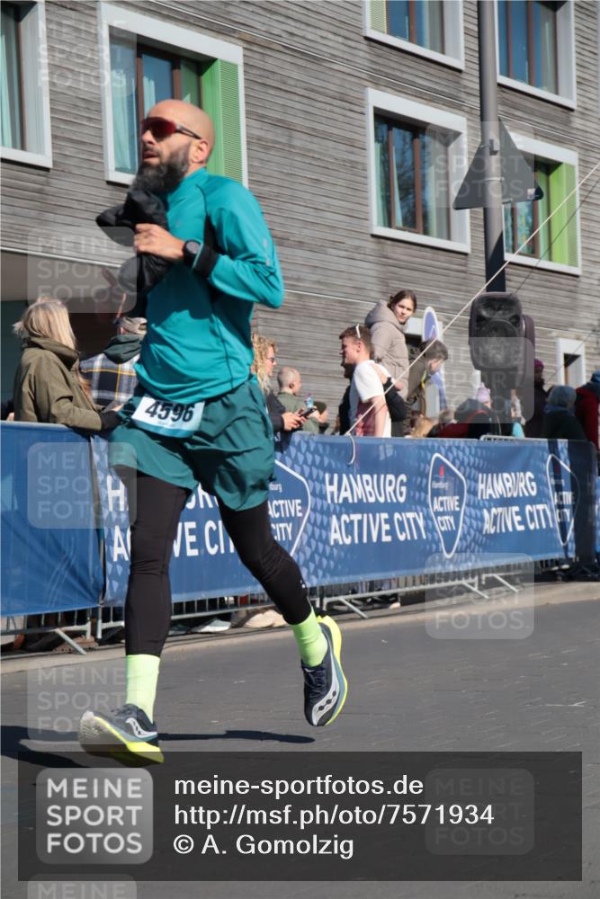 06.04.2025 - 44. Internationalen Wilhelmsburger Insellauf A. Gomolzig http://msf.ph/oto/7571934 06.04.2025 10:45:22 Ziel 3218, 3956, 4448, 4596, 5174, 5200 meine-sportfotos.de