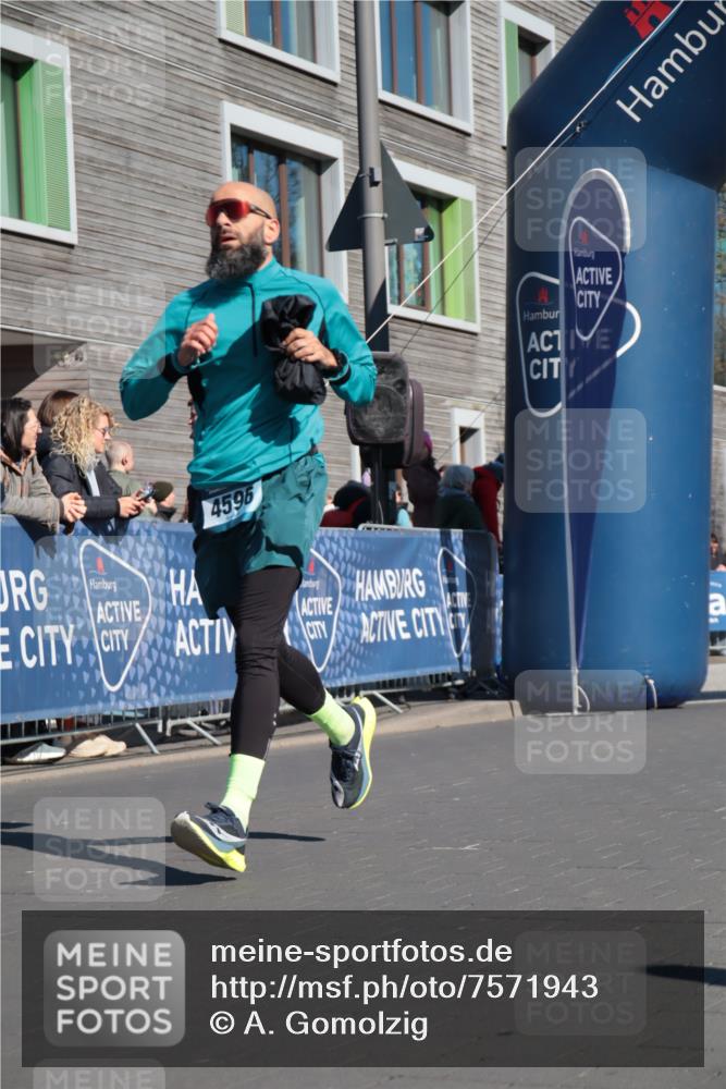 06.04.2025 - 44. Internationalen Wilhelmsburger Insellauf A. Gomolzig http://msf.ph/oto/7571943 06.04.2025 10:45:21 Ziel 3956, 4340, 4448, 4596, 4601, 5174, 5200 meine-sportfotos.de