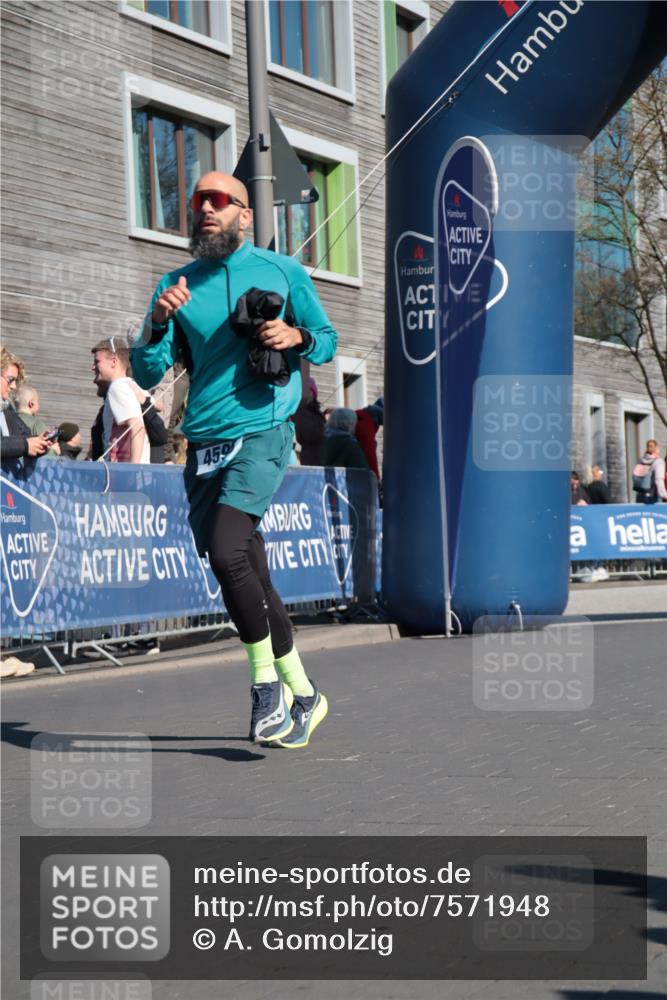 06.04.2025 - 44. Internationalen Wilhelmsburger Insellauf A. Gomolzig http://msf.ph/oto/7571948 06.04.2025 10:45:21 Ziel 3956, 4340, 4448, 4596, 4601, 5174, 5200 meine-sportfotos.de