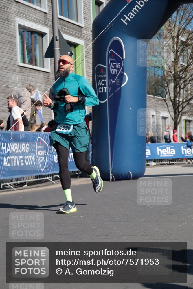 06.04.2025 - 44. Internationalen Wilhelmsburger Insellauf A. Gomolzig http://msf.ph/oto/7571953 06.04.2025 10:45:21 Ziel 3956, 4340, 4448, 4596, 4601, 5174, 5200 meine-sportfotos.de