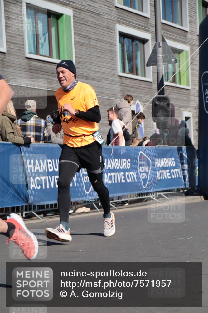 06.04.2025 - 44. Internationalen Wilhelmsburger Insellauf A. Gomolzig http://msf.ph/oto/7571957 06.04.2025 10:45:19 Ziel 3991, 3992, 4340, 4448, 4596, 4601, 5174, 5200 meine-sportfotos.de