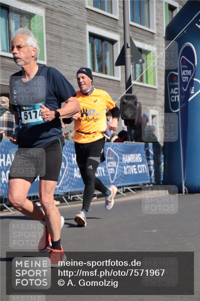 06.04.2025 - 44. Internationalen Wilhelmsburger Insellauf A. Gomolzig http://msf.ph/oto/7571967 06.04.2025 10:45:19 Ziel 3991, 3992, 4340, 4448, 4596, 4601, 5174, 5200 meine-sportfotos.de