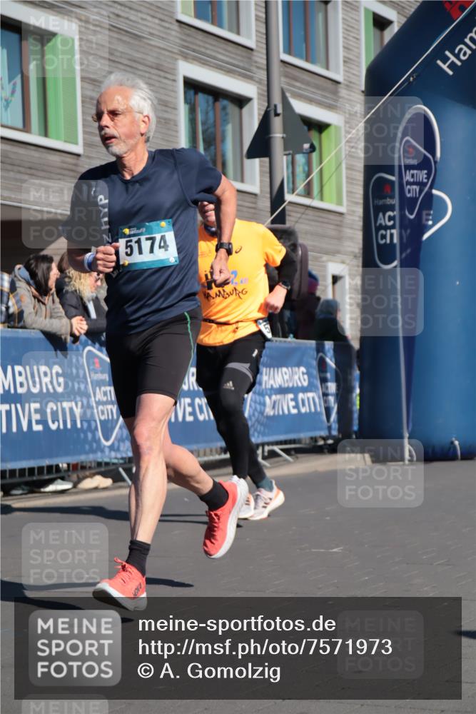 06.04.2025 - 44. Internationalen Wilhelmsburger Insellauf A. Gomolzig http://msf.ph/oto/7571973 06.04.2025 10:45:19 Ziel 3991, 3992, 4340, 4448, 4596, 4601, 5174, 5200 meine-sportfotos.de