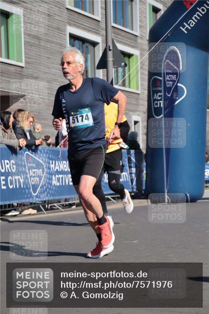 06.04.2025 - 44. Internationalen Wilhelmsburger Insellauf A. Gomolzig http://msf.ph/oto/7571976 06.04.2025 10:45:19 Ziel 3991, 3992, 4340, 4448, 4596, 4601, 5174, 5200 meine-sportfotos.de