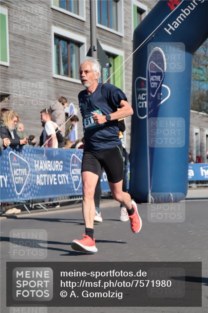 06.04.2025 - 44. Internationalen Wilhelmsburger Insellauf A. Gomolzig http://msf.ph/oto/7571980 06.04.2025 10:45:19 Ziel 3991, 3992, 4340, 4448, 4596, 4601, 5174, 5200 meine-sportfotos.de