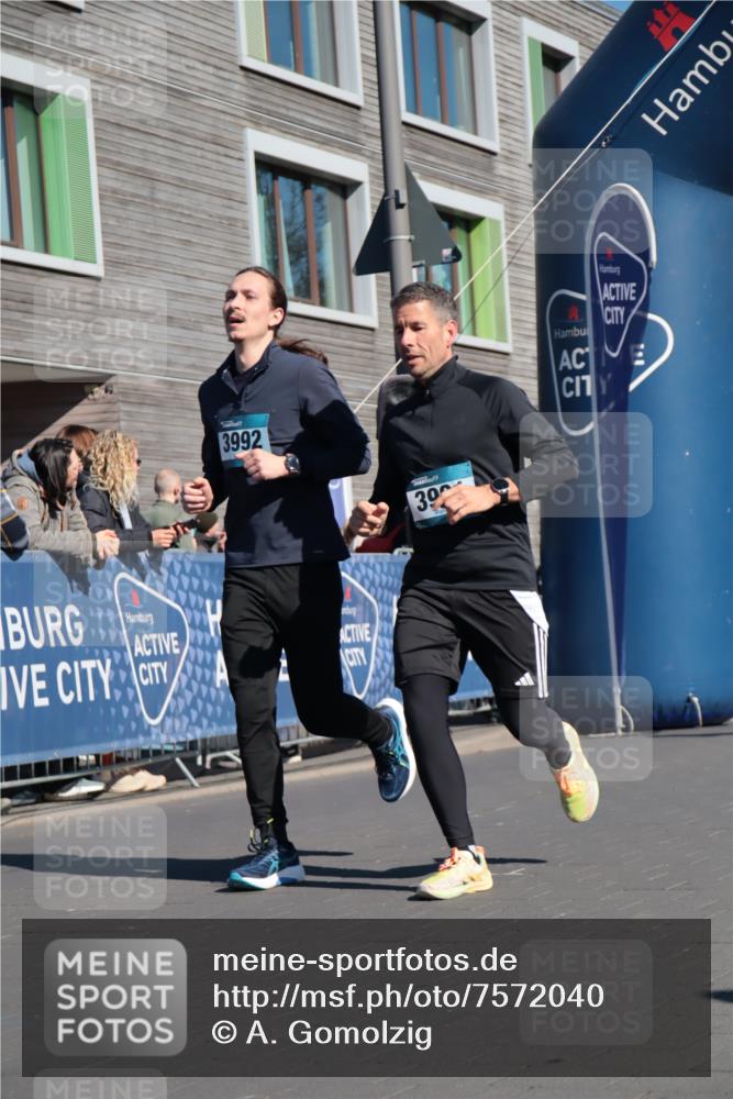06.04.2025 - 44. Internationalen Wilhelmsburger Insellauf A. Gomolzig http://msf.ph/oto/7572040 06.04.2025 10:45:13 Ziel 3991, 3992, 4340, 4361, 4601, 5174 meine-sportfotos.de