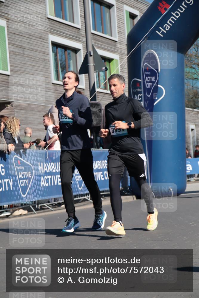 06.04.2025 - 44. Internationalen Wilhelmsburger Insellauf A. Gomolzig http://msf.ph/oto/7572043 06.04.2025 10:45:13 Ziel 3991, 3992, 4340, 4361, 4601, 5174 meine-sportfotos.de
