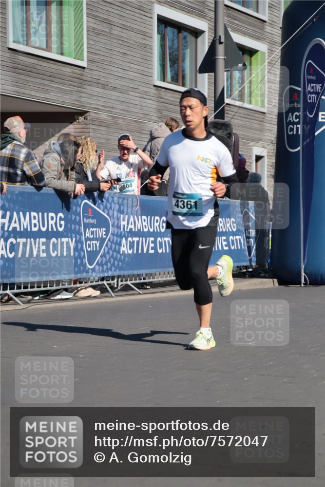 06.04.2025 - 44. Internationalen Wilhelmsburger Insellauf A. Gomolzig http://msf.ph/oto/7572047 06.04.2025 10:45:08 Ziel 3991, 3992, 4039, 4361 meine-sportfotos.de