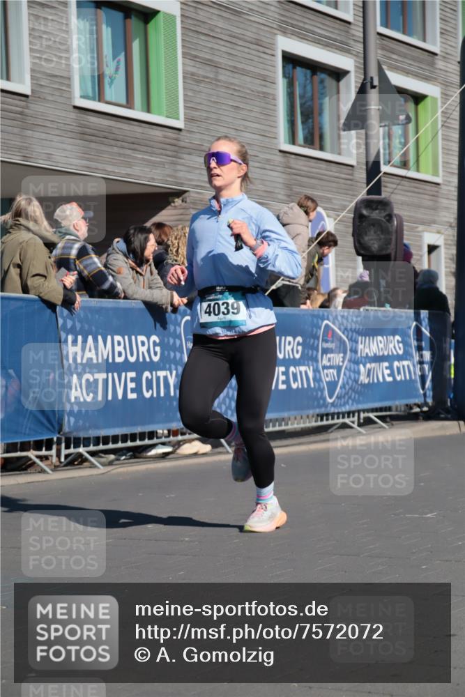 06.04.2025 - 44. Internationalen Wilhelmsburger Insellauf A. Gomolzig http://msf.ph/oto/7572072 06.04.2025 10:45:06 Ziel 4039, 4361 meine-sportfotos.de
