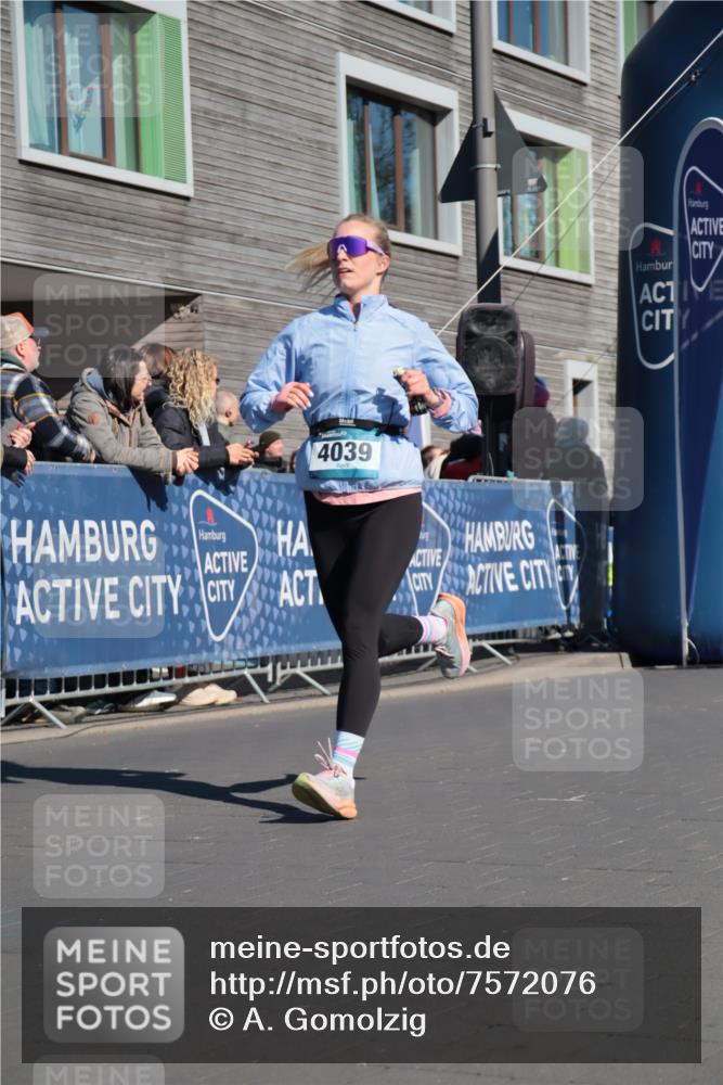 06.04.2025 - 44. Internationalen Wilhelmsburger Insellauf A. Gomolzig http://msf.ph/oto/7572076 06.04.2025 10:45:06 Ziel 4039, 4361 meine-sportfotos.de