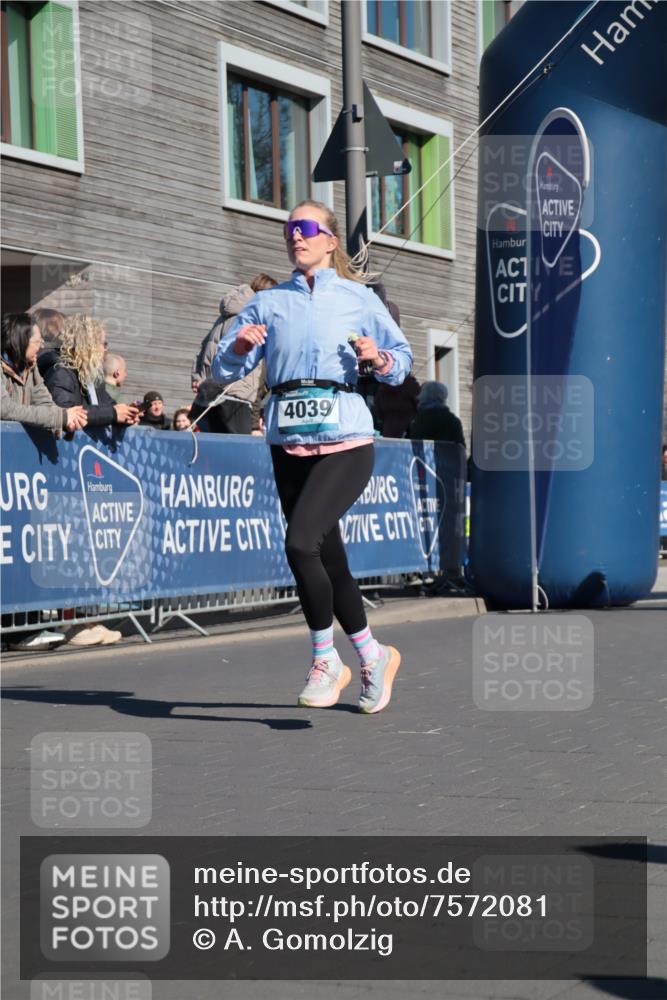 06.04.2025 - 44. Internationalen Wilhelmsburger Insellauf A. Gomolzig http://msf.ph/oto/7572081 06.04.2025 10:45:06 Ziel 4039, 4361 meine-sportfotos.de