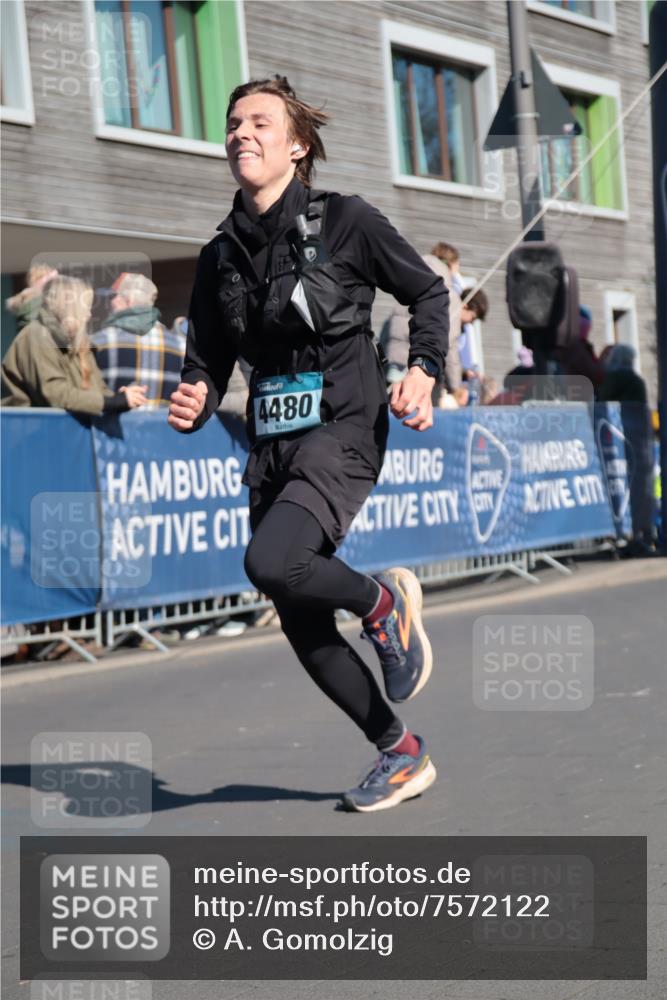 06.04.2025 - 44. Internationalen Wilhelmsburger Insellauf A. Gomolzig http://msf.ph/oto/7572122 06.04.2025 10:44:54 Ziel 3603, 3789, 4097, 4480 meine-sportfotos.de