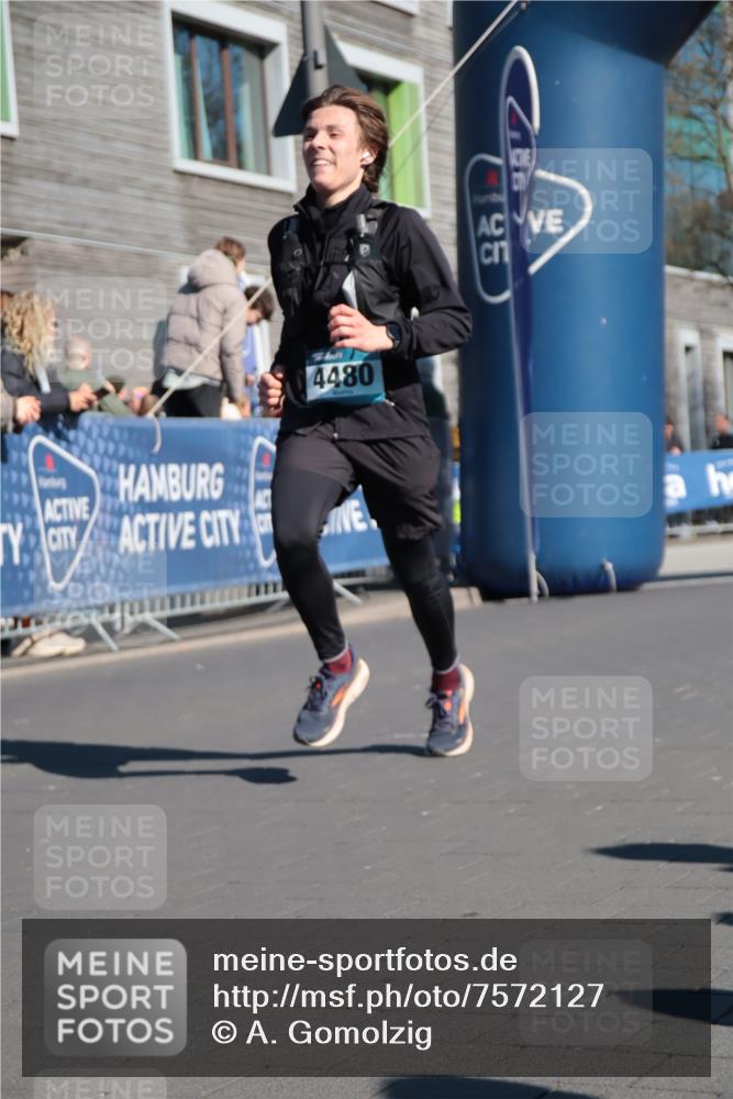 06.04.2025 - 44. Internationalen Wilhelmsburger Insellauf A. Gomolzig http://msf.ph/oto/7572127 06.04.2025 10:44:54 Ziel 3603, 3789, 4097, 4480 meine-sportfotos.de