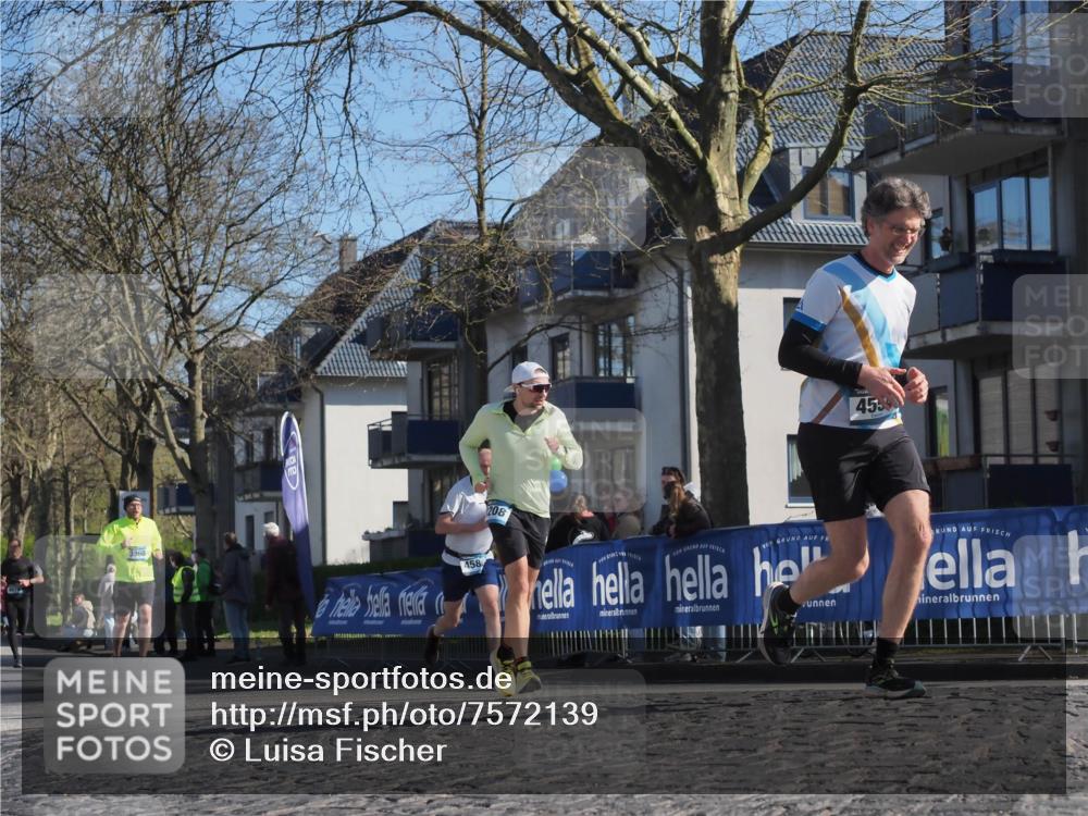 06.04.2025 - 44. Internationalen Wilhelmsburger Insellauf Luisa Fischer http://msf.ph/oto/7572139 06.04.2025 10:41:12 Ziel 3960, 455, 458, 208 meine-sportfotos.de