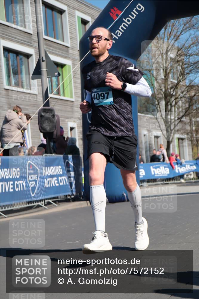 06.04.2025 - 44. Internationalen Wilhelmsburger Insellauf A. Gomolzig http://msf.ph/oto/7572152 06.04.2025 10:44:50 Ziel 3893, 4097, 4480 meine-sportfotos.de
