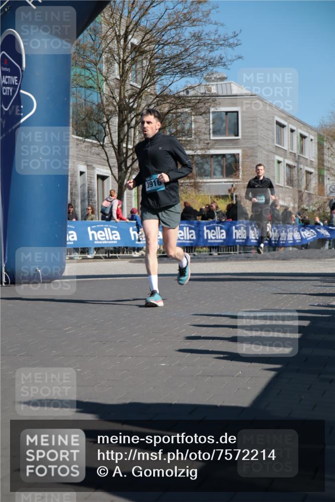 06.04.2025 - 44. Internationalen Wilhelmsburger Insellauf A. Gomolzig http://msf.ph/oto/7572214 06.04.2025 10:44:40 Ziel 3498, 3829, 3893, 3916, 3982, 4025, 4304, 4371, 4372, 5087, 5088 meine-sportfotos.de
