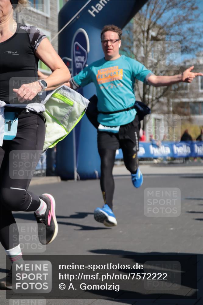 06.04.2025 - 44. Internationalen Wilhelmsburger Insellauf A. Gomolzig http://msf.ph/oto/7572222 06.04.2025 10:44:37 Ziel 3829, 3916, 3982, 4025, 4304, 4371, 4372, 5087, 5088 meine-sportfotos.de