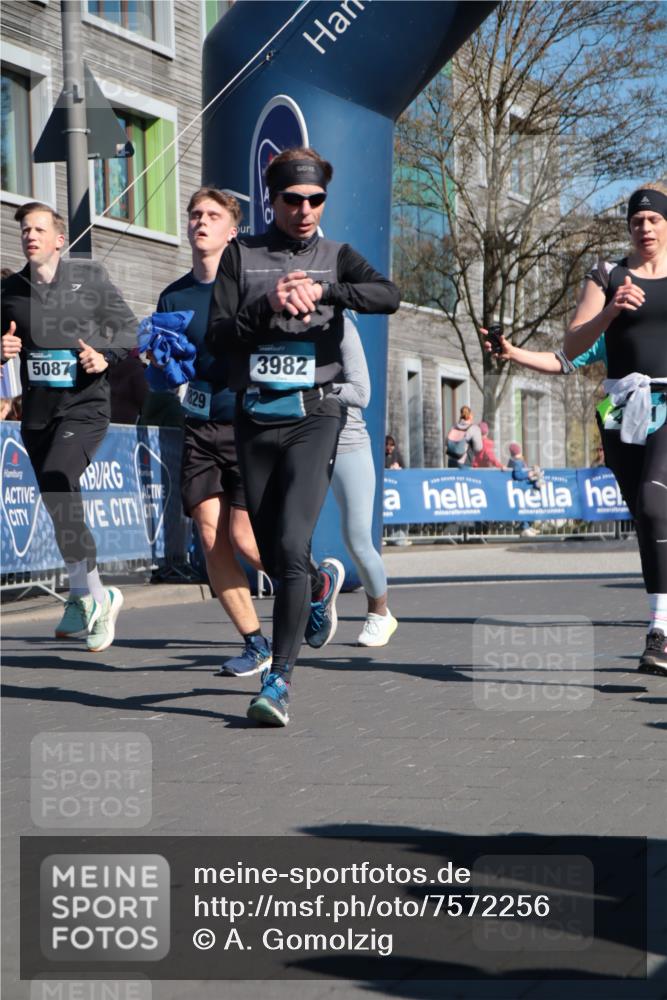 06.04.2025 - 44. Internationalen Wilhelmsburger Insellauf A. Gomolzig http://msf.ph/oto/7572256 06.04.2025 10:44:36 Ziel 3030, 3031, 3829, 3916, 3982, 4025, 4304, 4371, 4372, 5087, 5088 meine-sportfotos.de