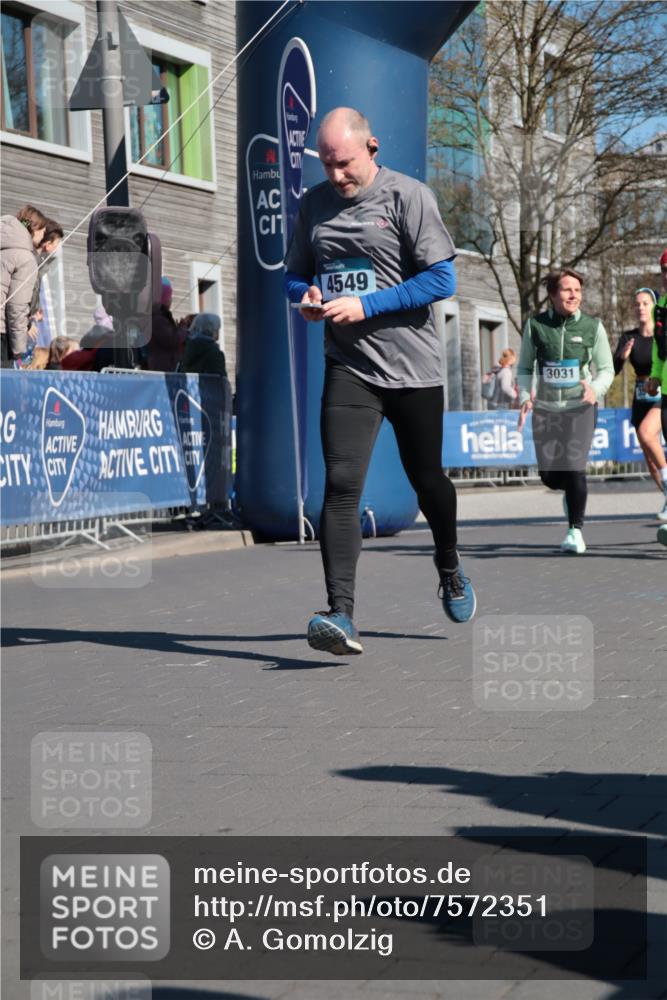 06.04.2025 - 44. Internationalen Wilhelmsburger Insellauf A. Gomolzig http://msf.ph/oto/7572351 06.04.2025 10:44:29 Ziel 3030, 3031, 3279, 3518, 4025, 4372, 4405, 4549 meine-sportfotos.de
