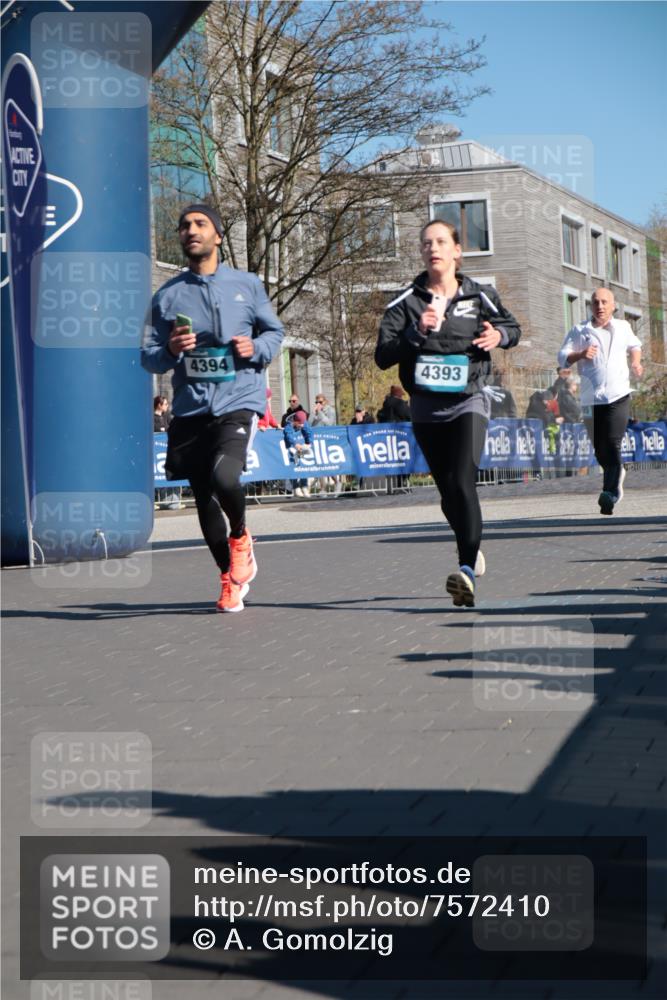 06.04.2025 - 44. Internationalen Wilhelmsburger Insellauf A. Gomolzig http://msf.ph/oto/7572410 06.04.2025 10:44:23 Ziel 3232, 4393, 4394, 4405 meine-sportfotos.de