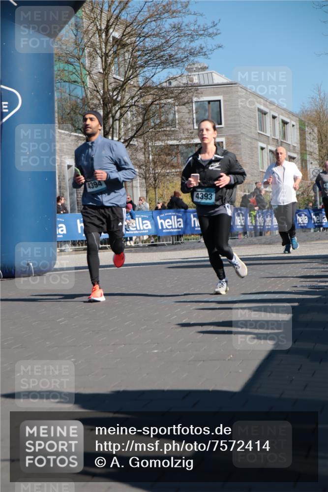 06.04.2025 - 44. Internationalen Wilhelmsburger Insellauf A. Gomolzig http://msf.ph/oto/7572414 06.04.2025 10:44:22 Ziel 3232, 4393, 4394, 4405 meine-sportfotos.de