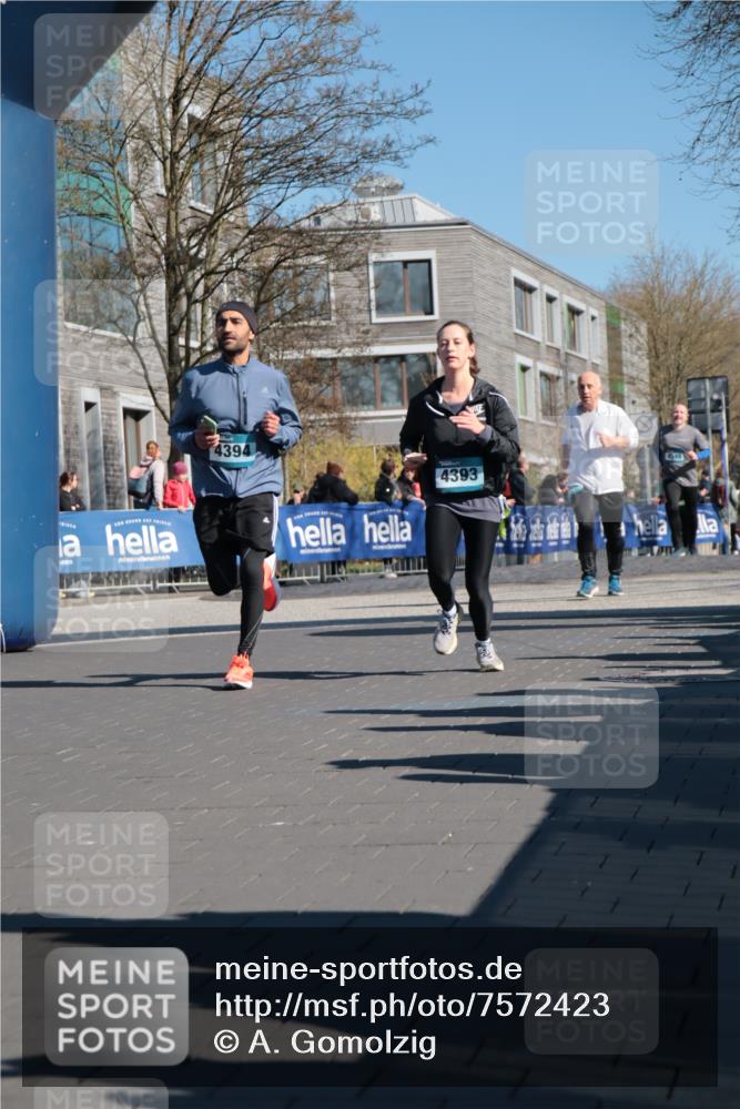 06.04.2025 - 44. Internationalen Wilhelmsburger Insellauf A. Gomolzig http://msf.ph/oto/7572423 06.04.2025 10:44:22 Ziel 3232, 4393, 4394, 4405 meine-sportfotos.de