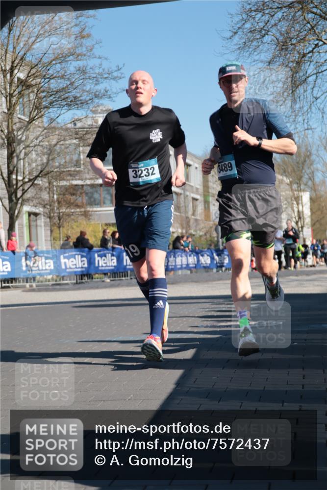 06.04.2025 - 44. Internationalen Wilhelmsburger Insellauf A. Gomolzig http://msf.ph/oto/7572437 06.04.2025 10:44:16 Ziel 3057, 3232, 3489, 4429, 5064 meine-sportfotos.de