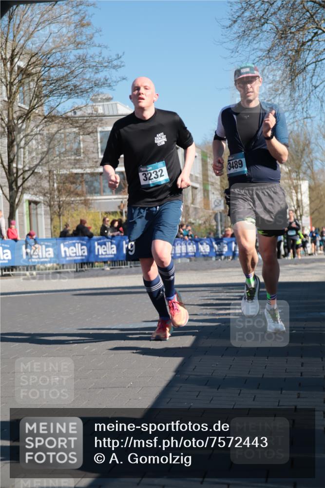 06.04.2025 - 44. Internationalen Wilhelmsburger Insellauf A. Gomolzig http://msf.ph/oto/7572443 06.04.2025 10:44:16 Ziel 3057, 3232, 3489, 4429, 5064 meine-sportfotos.de