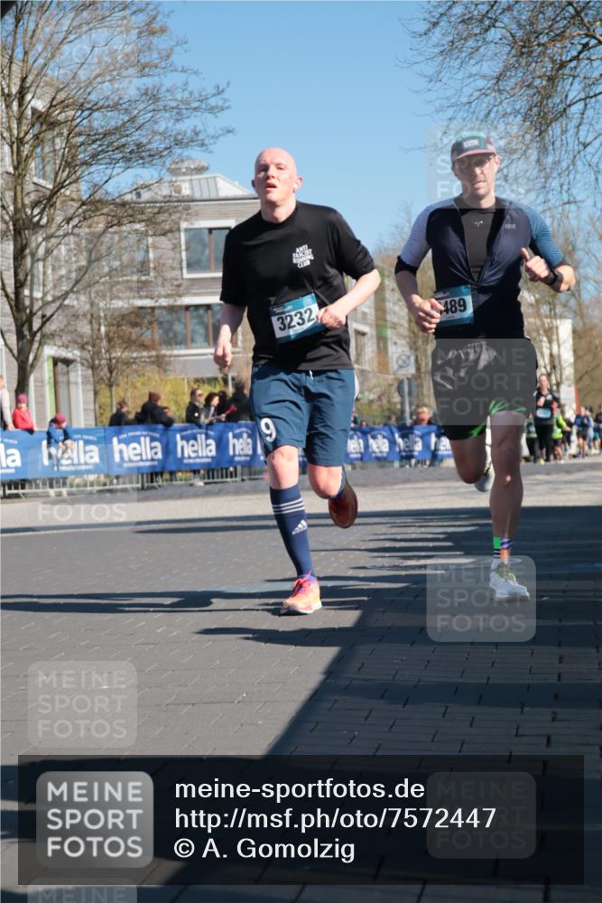 06.04.2025 - 44. Internationalen Wilhelmsburger Insellauf A. Gomolzig http://msf.ph/oto/7572447 06.04.2025 10:44:16 Ziel 3057, 3232, 3489, 4429, 5064 meine-sportfotos.de