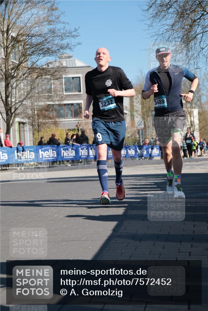 06.04.2025 - 44. Internationalen Wilhelmsburger Insellauf A. Gomolzig http://msf.ph/oto/7572452 06.04.2025 10:44:16 Ziel 3057, 3232, 3489, 4429, 5064 meine-sportfotos.de