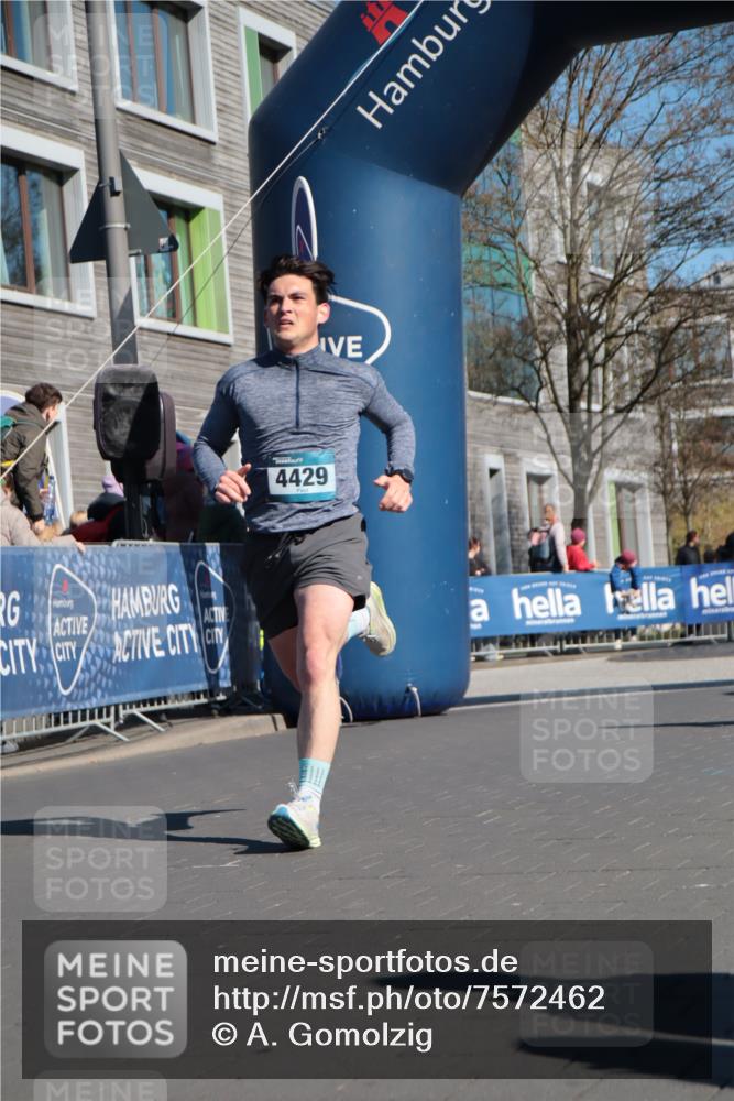 06.04.2025 - 44. Internationalen Wilhelmsburger Insellauf A. Gomolzig http://msf.ph/oto/7572462 06.04.2025 10:44:15 Ziel 3057, 3232, 3489, 4429, 5064 meine-sportfotos.de