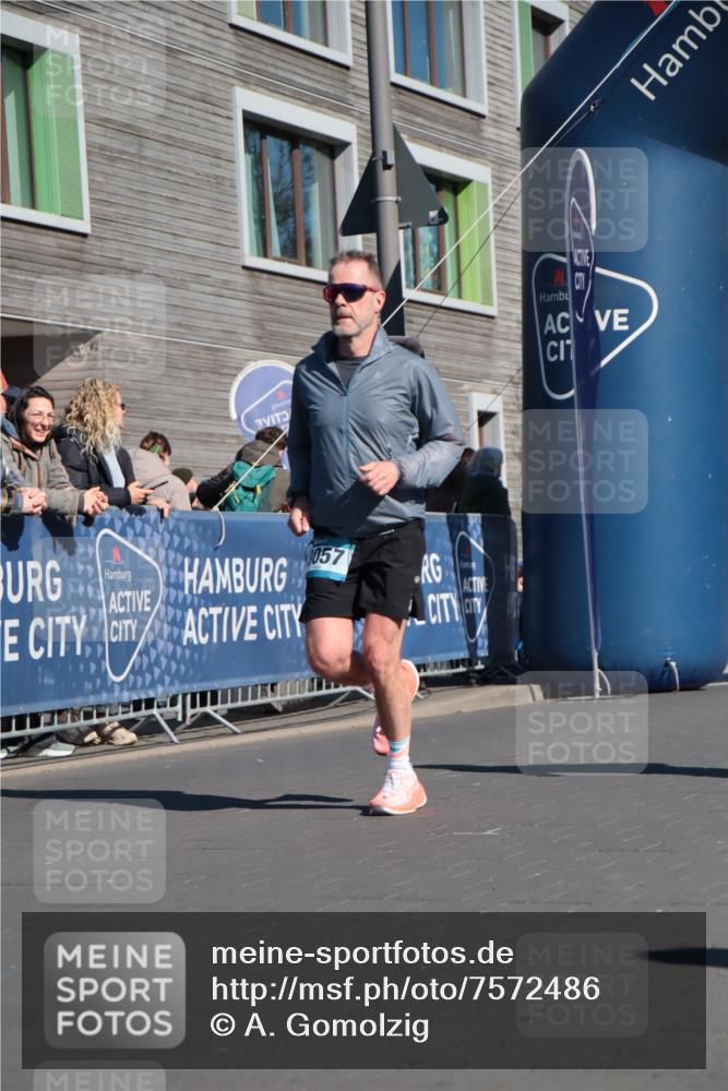 06.04.2025 - 44. Internationalen Wilhelmsburger Insellauf A. Gomolzig http://msf.ph/oto/7572486 06.04.2025 10:44:13 Ziel 3057, 3232, 3489, 4397, 4429, 5064 meine-sportfotos.de