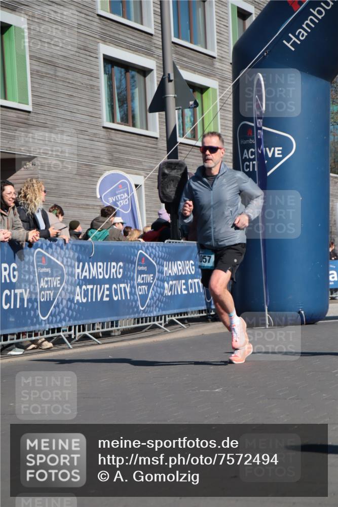 06.04.2025 - 44. Internationalen Wilhelmsburger Insellauf A. Gomolzig http://msf.ph/oto/7572494 06.04.2025 10:44:13 Ziel 3057, 3232, 3489, 4397, 4429, 5064 meine-sportfotos.de