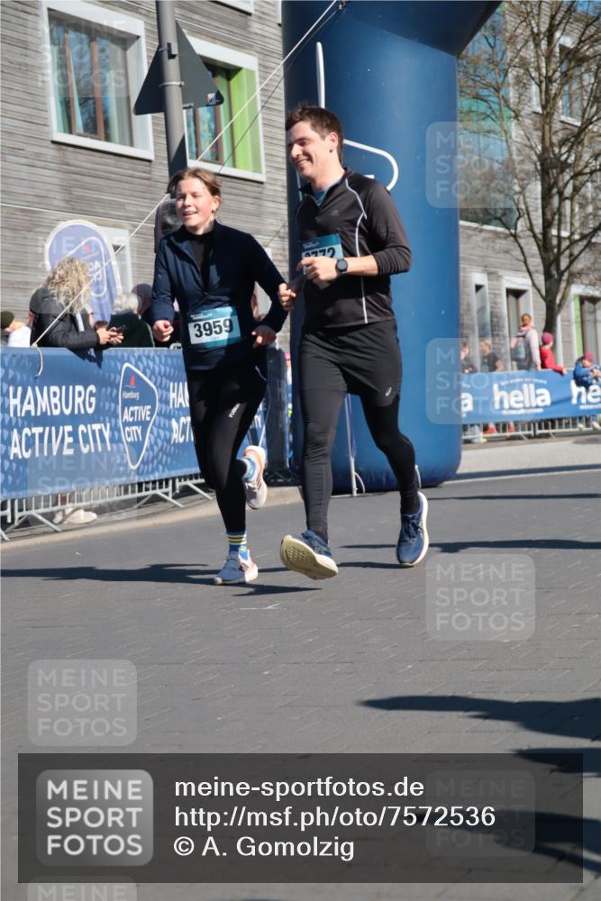 06.04.2025 - 44. Internationalen Wilhelmsburger Insellauf A. Gomolzig http://msf.ph/oto/7572536 06.04.2025 10:44:05 Ziel 3772, 3959, 4084, 4397 meine-sportfotos.de