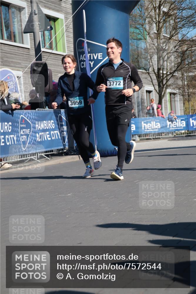 06.04.2025 - 44. Internationalen Wilhelmsburger Insellauf A. Gomolzig http://msf.ph/oto/7572544 06.04.2025 10:44:05 Ziel 3772, 3959, 4084, 4397 meine-sportfotos.de